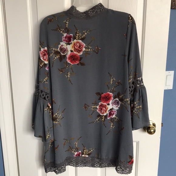 NWT~Beautiful Floral Patterned Kimono by Entro - Picture 3 of 4